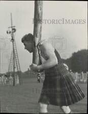 1938 Press Photo A.B. Weir competes in caber tossing event in the United Kingdom picture