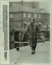 1989 Press Photo Author Salman Rushdie walks home in London - sap46486 picture