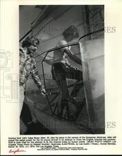 1979 Press Photo Sterling Stoll helps Bryan Allen in Gossamer Albatross Plane picture