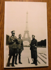 ONE BLACK & WHITE WORLD WAR II PICTURE OF GERMAN SOLDIERS IN PARIS FRANCE (6) picture
