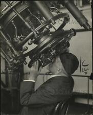 1924 Press Photo Professor Hall of Naval Observatory Using 26 Inch Telescope picture