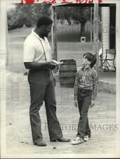 1981 Press Photo Football tackle & actor Joe Greene, actor Henry Thomas on set picture