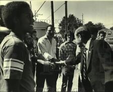1979 Press Photo Senator Edgar Houton of Lafayette campaigning in Desire Project picture