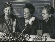 1962 Press Photo YWCA - Mrs. Harwell Davis, Francis Munn, Mrs. J.W. Eshelman picture
