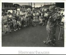 1985 Press Photo Jojo the clown entertains the crowd at the Kenner Oktoberfest picture