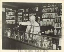 1973 Press Photo An elderly man cleans the counter of the drug store - lra58845 picture
