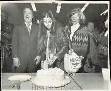 Press Photo Sargent Shriver's daughter Maria cuts cake on her 12th birthday picture