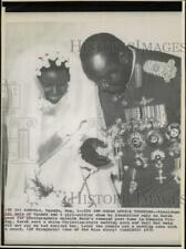 1975 Press Photo Ugandan President Idi Amin weds Sarah at command post home. picture