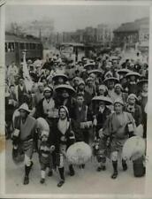 1935 Press Photo Clad in travel costume from Nihonsashi to Tokyo, Japan picture