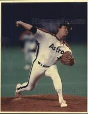 1990 Press Photo Astros pitcher Mike Scott delivers the baseball. - hps01670 picture