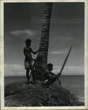 1944 Press Photo Guadalcanal natives peer across the Pacific from a promontory picture