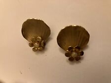 vintage esate flower button clip  on earrings picture