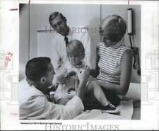 1970 Press Photo Doctors and patients at Hoag Hospital near Univ. of California picture