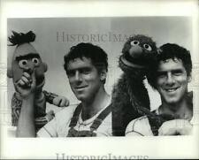 1974 Press Photo Elliott Gould, with Bert and Ernie - spp53160 picture