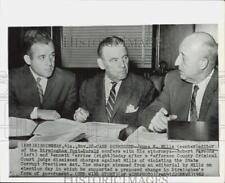 1962 Press Photo James Mills confers with attorneys in Birmingham, Alabama picture