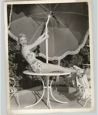 Actress JANICE CARTER Hangs On Pool Umbrella Swimsuit Hollywood 1945 Press Photo picture