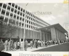 1963 Press Photo Tourists wait in line outside The Miami Herald building, Miami picture