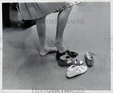 1963 Press Photo Phyllis Diller, Actress trying on Shoes - lra04061 picture