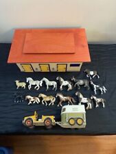 2007 Schleich Horse Figurine Collection, Stable & Jeep with Trailer picture