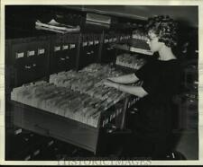 1964 Press Photo Clerk searches for driver license's records in Baton Rouge picture