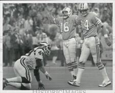 1980 Press Photo Oiler Toni Fritsch celebrates football victory over Vikings picture