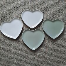 NOS the homemaker idea co set of 4 heart shaped plates. 2 green, 2 white picture
