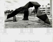 1983 Press Photo Tetrahelix sculpture at Metrorail University Station picture