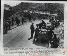 1950 Press Photo American Soldiers wait at the roadblock area in Korean picture