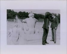 LG831 1989 Original Photo MIRTA GOMEZ Man Admiring Lovers Sculpture Statue Art picture