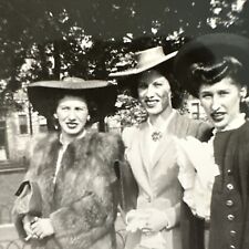 VINTAGE PHOTO trio of fashionable women victory roll hair, 1940s Original Snap picture
