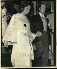 1971 Press Photo Pierre Trudeau & his bride leaving wedding reception in Canada. picture
