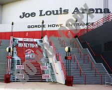 Joe Louis Arena Detroit Red Wings Celebrating Consecutive Playoff 8x10 Photo picture