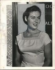 1957 Press Photo Actress Gia Scala after her exam at naturalization office picture