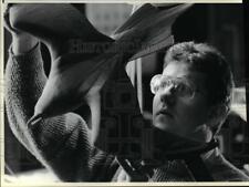 1989 Press Photo Larry Barth works in his workshop carving a jaeger bird picture