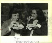 1986 Press Photo Eva Cuellar & Isabel Williams Eat Tacos at Mama's Cafe picture