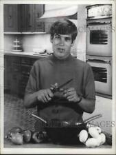 1967 Press Photo Don Grady, actor, a bachelor shows off cooking skills picture