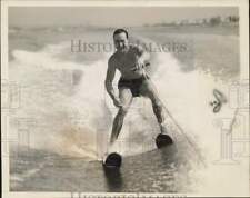 1935 Press Photo Water skiing champion George Ducros in action on Newport Bay picture