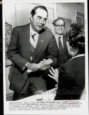 1976 Press Photo Senator Robert Dole speaks to guest at Seattle breakfast picture