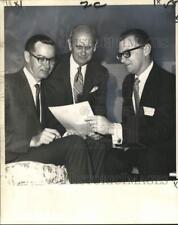 1970 Press Photo Presbytery moderator Richard Wornat talks with church officials picture