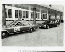 1985 Press Photo A cop guards Mayor's auto at City County Building in Detroit picture