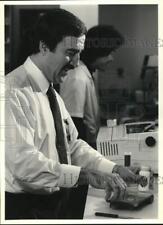 1990 Press Photo Gary Whitham & Hanie Fang Fill Prescriptions at Fay's City Mall picture