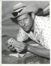 1968 Press Photo Professor Carl Gustafson explains elk's knee joint at dig site picture