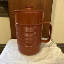 Rubbermaid 2678 Ribbed 2 Quarts Pitcher with Lid Cranberry Vintage. NICE picture