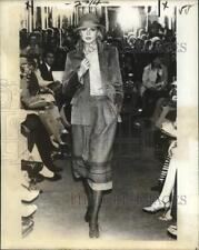 1978 Press Photo A model wears Oscar de la Renta's ensemble on runway picture