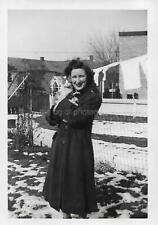 YOUNG WOMAN 1940's Vintage FOUND PHOTO Black+White Snapshot ORIGINAL 211 46 E picture