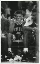 1992 Press Photo New York Knicks Greg Anthony and Charles Oakley on the bench picture