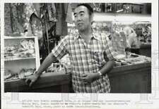 1989 Press Photo Kats Komoto in his department store in Fresno - lra54123 picture