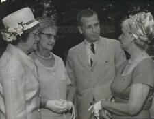 1968 Press Photo Harold Hunt, professor at Samford with ladies Alabama picture