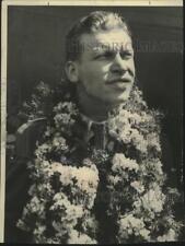 1967 Press Photo Lieutenant Lester Maitland, a flower decked hero in 1927 picture