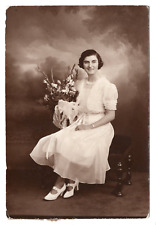 c1929 VINTAGE PHOTO PRETTY YOUNG WOMAN FLORAL BOUQUET GREAT FASHION NO ID picture